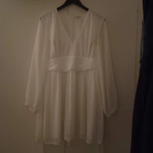 Student klänning  - Säljer min student klänning då den inte kommer komma till användning någon mer gång, den kommer från Bubbleroom och har dragkedja på ryggen samt ett band som man kan knyta baktill ( DEN HAR KLARAT SIG IFRÅN DIVERSE DRYCK STÄNK SOM KAN FÖREKOMMA PÅ STUDENTEN)