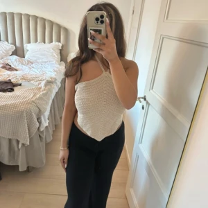 Topp - Superfin topp från BIKBOK med snöre runt halsen och runt midjan som man kan justera, har även denna i brun så om ni vill kolla på den är de bara att bläddra bland mina inlägg❤️❤️❤️  Finns tillgänglig i Skövde, Borås & Värnamo❤️