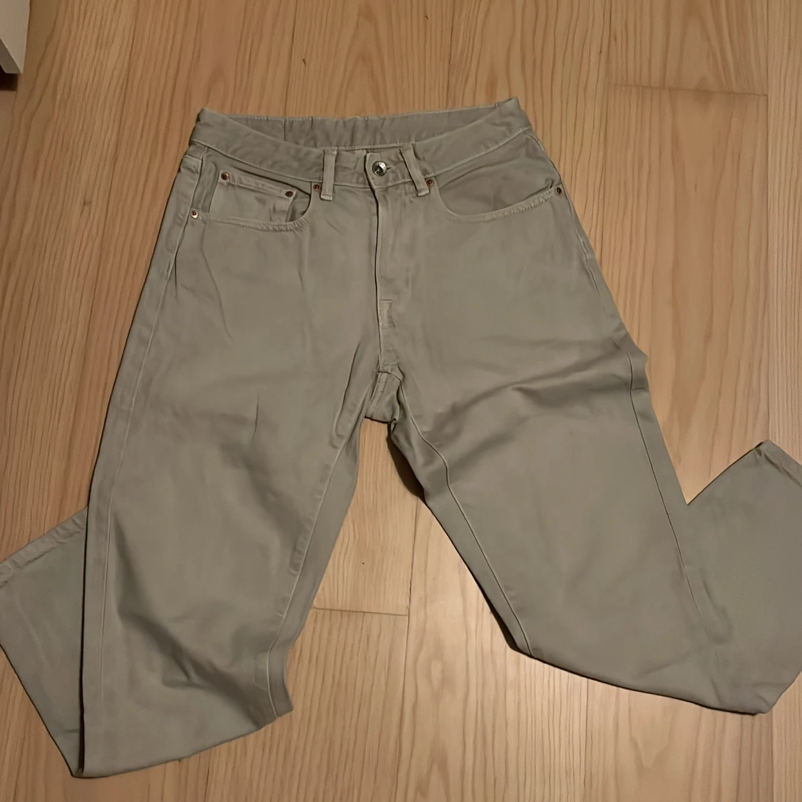 Beige raka jeansbyxor