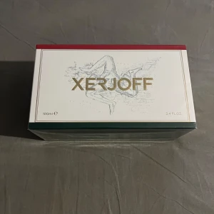 Xerjoff Naxos Eau de Parfum Oöppnad - Den köptes i köpenhamn för 3000 kr, brorsan ångrade köpet och det gick inte att lämna tillbaks produkten så jag fick den istället bara. Den är 100 ml och är helt ny i oöppnat paket.                                            Kommer packas väl med bubbelplast och liknande och skickas samma dag.