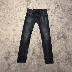 Replay Anbass jeans - Svarta Replay Anbass jeans med så otroligt  snygg fade! Storlek 29/32 Väldigt fint skick knappast några defekter! Skicka ett DM vid minsta lilla fråga! Nypris: 1899 Mitt pris: 449, ej hugget i sten!