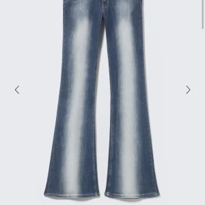 Blå bootcut jeans med blekta detaljer - Snygga blå jeans som är slutsålda! Storlek 25/30.