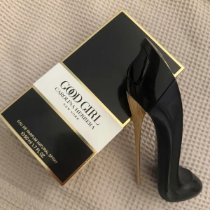 Good Girl Eau de Parfum 50ml - Stilren och ikonisk parfym från Carolina Herrera. Flaskan har en unik design och rymmer 50 ml Eau de Parfum. Perfekt för dig som vill sticka ut och addera en lyxig touch till din samling.