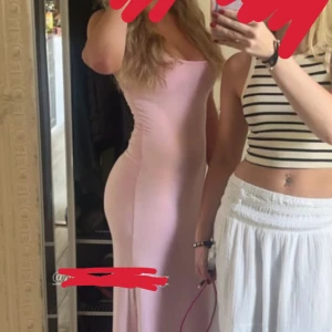 Ljusrosa långklänning - Supersnygg ljusrosa långklänning med tight passform. Stretcight jätte skönt material, ifrån GinaTricot i deras soft touch kollektion, kan uppfattas något genomskinlig i vissa ljus.