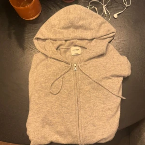 Beige hoodie med dragkedja från John Henric - Fet khasmir hoodie från John Henric, tröjan är i sjukt skönt material och passar till allt. Nypris 2799 och mitt är 1299, hör av er vid frågor!!