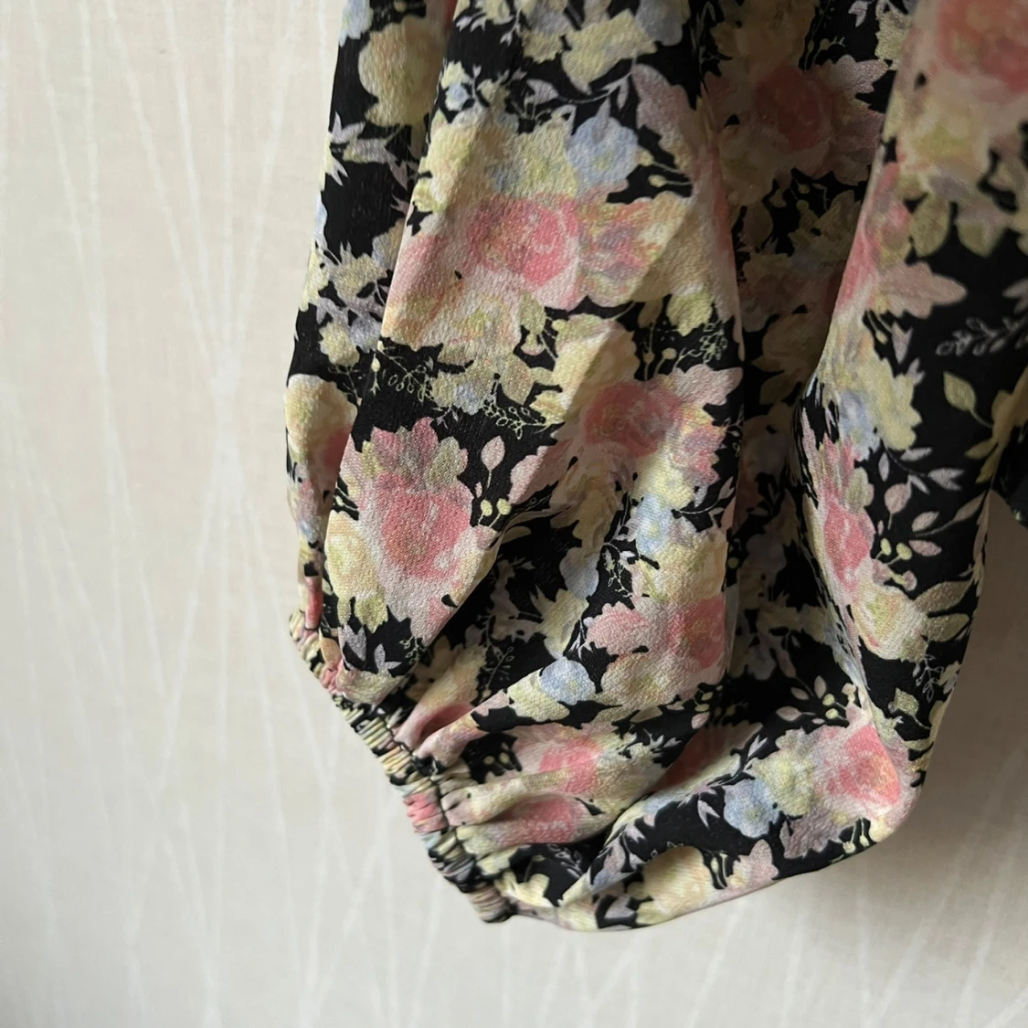 Blommig omlottblus med snörning  - 4