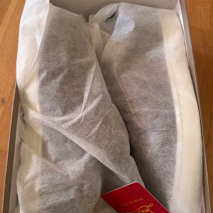 Grå mockasneakers från Louboutin - Kan sänka priset vid snabb äffar 