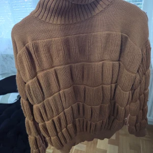 Brun stickad tröja med polokrage - Mjuk och varm brun tröja i stickat material. Oversize-modell med polokrage, perfekt för hösten och vintern. I mycket bra skick