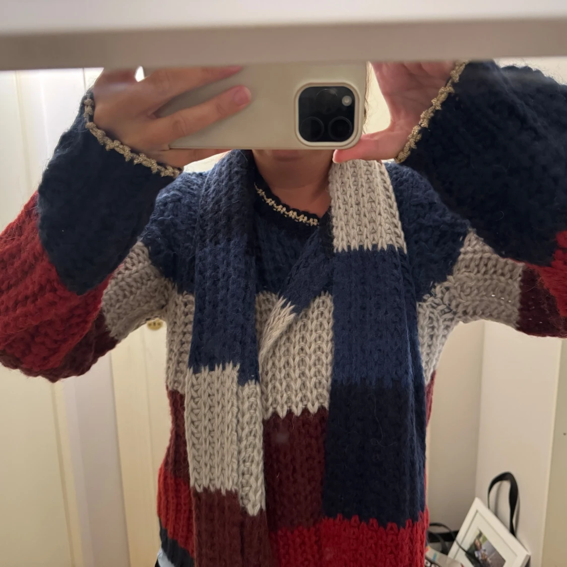 Stickad blockmönstrad tröja från Oui i blått och rött