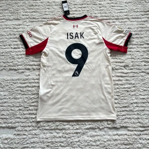 Isak Liverpool away 25/26 - Hejsan! Helt ny Isak den mäktige tröja med Premier League-märke. Helt oanvänd.   Anledningen till att dessa tröjor kostar lite mer än de andra är att jag betalade för FedEx expressfrakt och tull, och jag vill ge dig chansen att få tröjan innan mågon annan  Zorro 🫱🏻🫲🏻