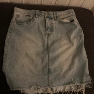 Ljusblå jeanskjol med fransig kant - Säljer en ljusblå jeanskjol från 157. Perfekt för dig som gillar en avslappnad och trendig stil. Till fest, sommar, vardags outfit. Aldrig använd! Passar tyvärr inte mig! Köpt för 150-200kr men säljs för 80kr🤩