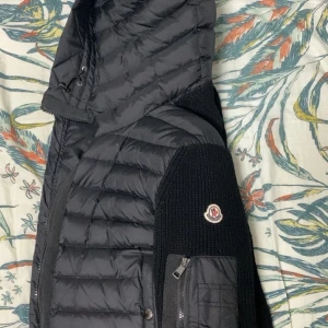 Svart Moncler pufferjacka - Monclear jacka M kom med bud kan gå ner vid snabbaffär