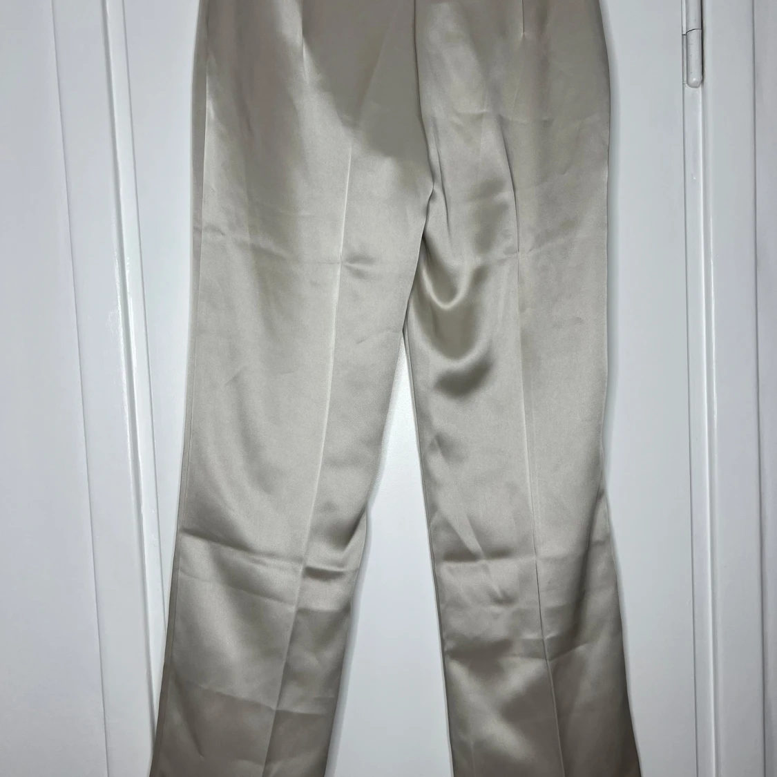 Champagnefärgade kostymbyxor BikBok (M/L - 1