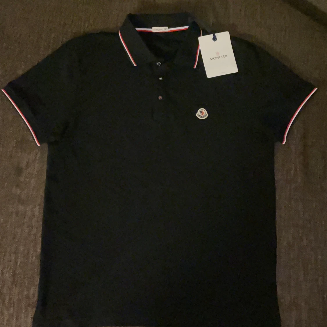 Svart  pikétröja med logga - 1