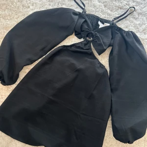 Långärmad svart klänning - Jätte fin klänning som är öppen vid magen/höfterna, längärmad man kan ha dem pp olika sätt🥰🥰prislapp kvar