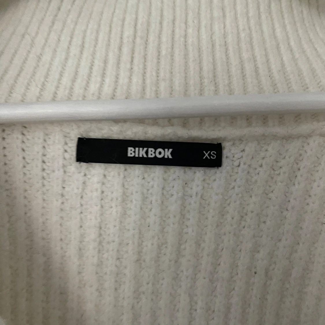 Vit stickad kofta från BikBok - 3