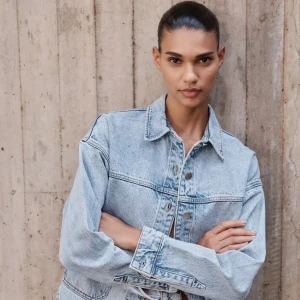 Ljusblå jeansjacka från Zara - Säljer en oversized ljusblå jeansjacka från Zara med stora framfickor och silvriga knappar. Väldigt lite använd så mkt fint skick. 