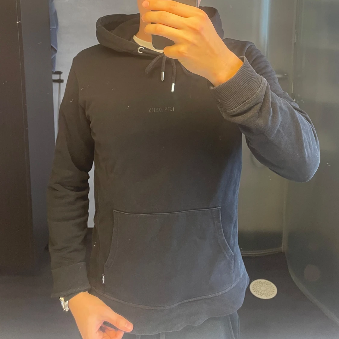 Svart hoodie från Les Deux