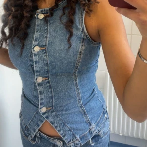 Blå jeansväst med knappar - En supersnygg jeans väst som jag älskar, men som blivit för liten💙