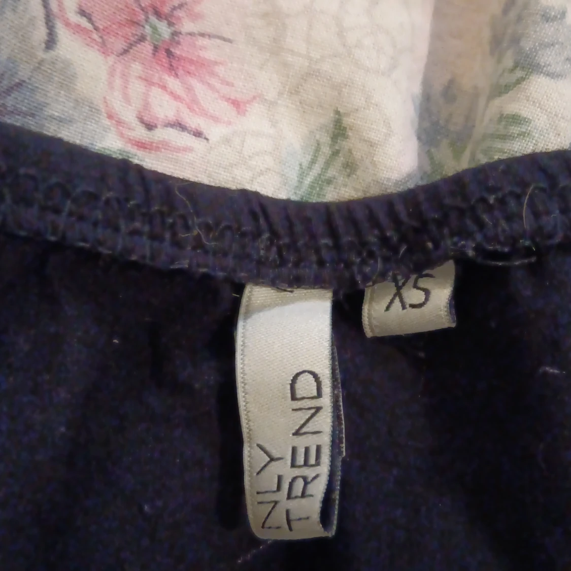 Svart offshoulder topp från ONLY Trend - 2