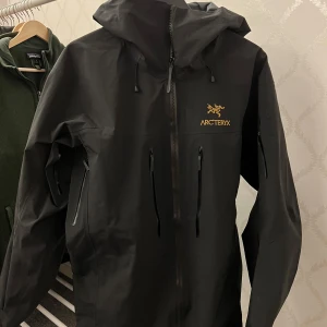 Arcteryx alpha sv jacka  - Väldigt fint skick, bra passform osv