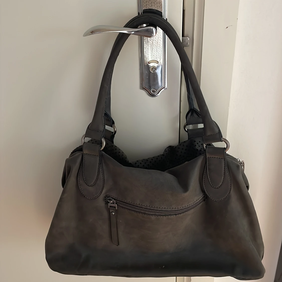 Svart axelväska i skinn med stjärndetaljer