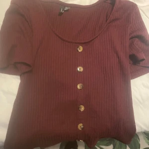 Ribbad vinröd topp med knappar - Vinröd ribbad topp 