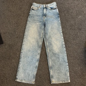 Ljusblå raka jeans med hög midja - Säljer ett par ljusblå jeans med raka ben och hög midja. Jag är 1.55 cm.