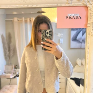 Beige teddyjacka från Uniqlo - Supermysig beige teddyjacka från Uniqlo. Storlek xs🫶🏼