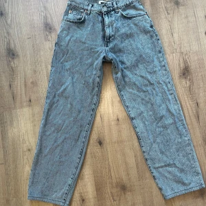 Grå jeans från Woodbird, straight fit - Säljer ett par grå jeans från Woodbird i modellen Laroy Ash Grey. Jeansen har raka ben och normal passform. Jeansen är i ungefär storlek xs!