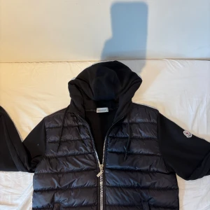 Svart pufferjacka med huva från Moncler - Snygg svart pufferjacka från Moncler med quiltad framsida, mjuka ärmar och huva. Skit clean passa perfekt till hösten. Jackan har två dragkedjor på fickorna inga direkta defekter, jackan är i ca storlek 175 (M) då storleken i jackan är lite missvisande. Hör av er vid frågor i funderingar 🥂🍾 (inte äkta), kom gärna med pris förslag 