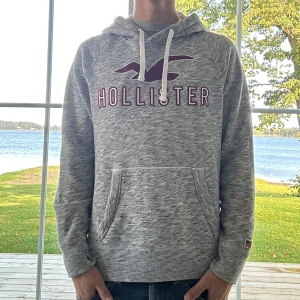 Hollister Hoodie - Grå Hollister hoodie i mycket bra skick | Storlek: S | Jag är 182cm och väger 65kg📏| Vid frågor eller diskussion om pris är det bara att skriva✍🏼| Frakt inom 48h📦