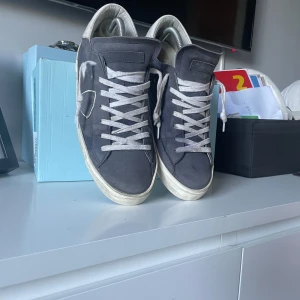 Philippe model marinblå  - Tja! Ett par feta Philippe models i bra skick 8,5/10. Pris är inte hugget i sten, tar även gärna emot byten. Storlek 42-43. Mvh Morran. 