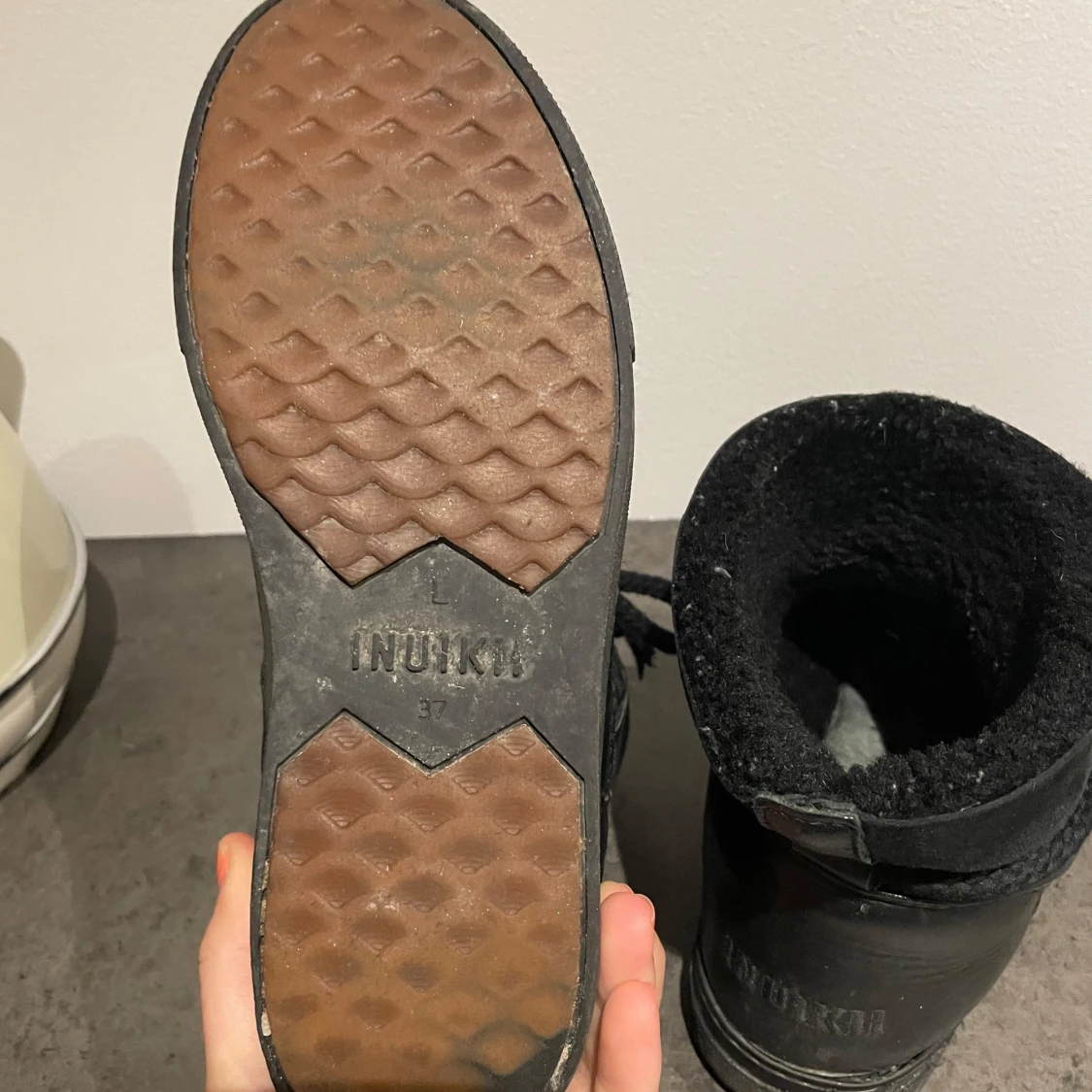 Svarta Inuikii skor - 3