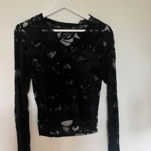 Svart spetsblus med v-ringning - Säljer en svart långärmad blus i spets med v-ringning💃🏽💃🏽