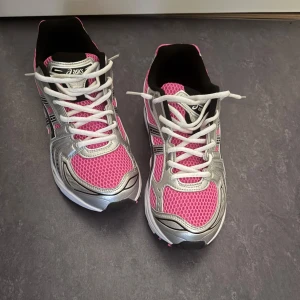 Asics Gel-kayano  - Asics skor storlek 43 aldrig använt, priset kan diskuteras vid snabba affärer