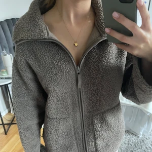 Brun fluffig jacka  - Jätte snygg brun jacka från HM som är helt slutsåld. Säljer då den inte kommer till användning längre. Väldigt fint skick. 