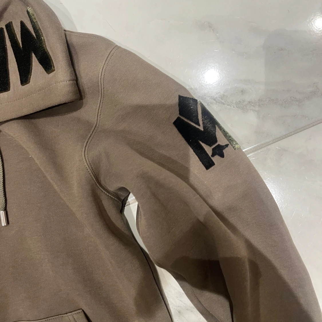 Beige hoodie från Mackage med tryck - 2