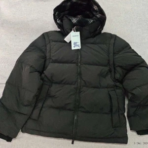 Svart pufferjacka från Burberry - Jag säljer min Burberry jacka storlek M har använt den i 3 veckor sänkning vid snabbaffär 📩