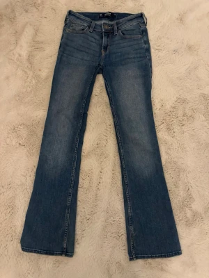 Hollister jeans mörkblå - Hollister low rise jeans i storlek 000R (W23). Inte slita någonstans. Skickas nytvättade. 