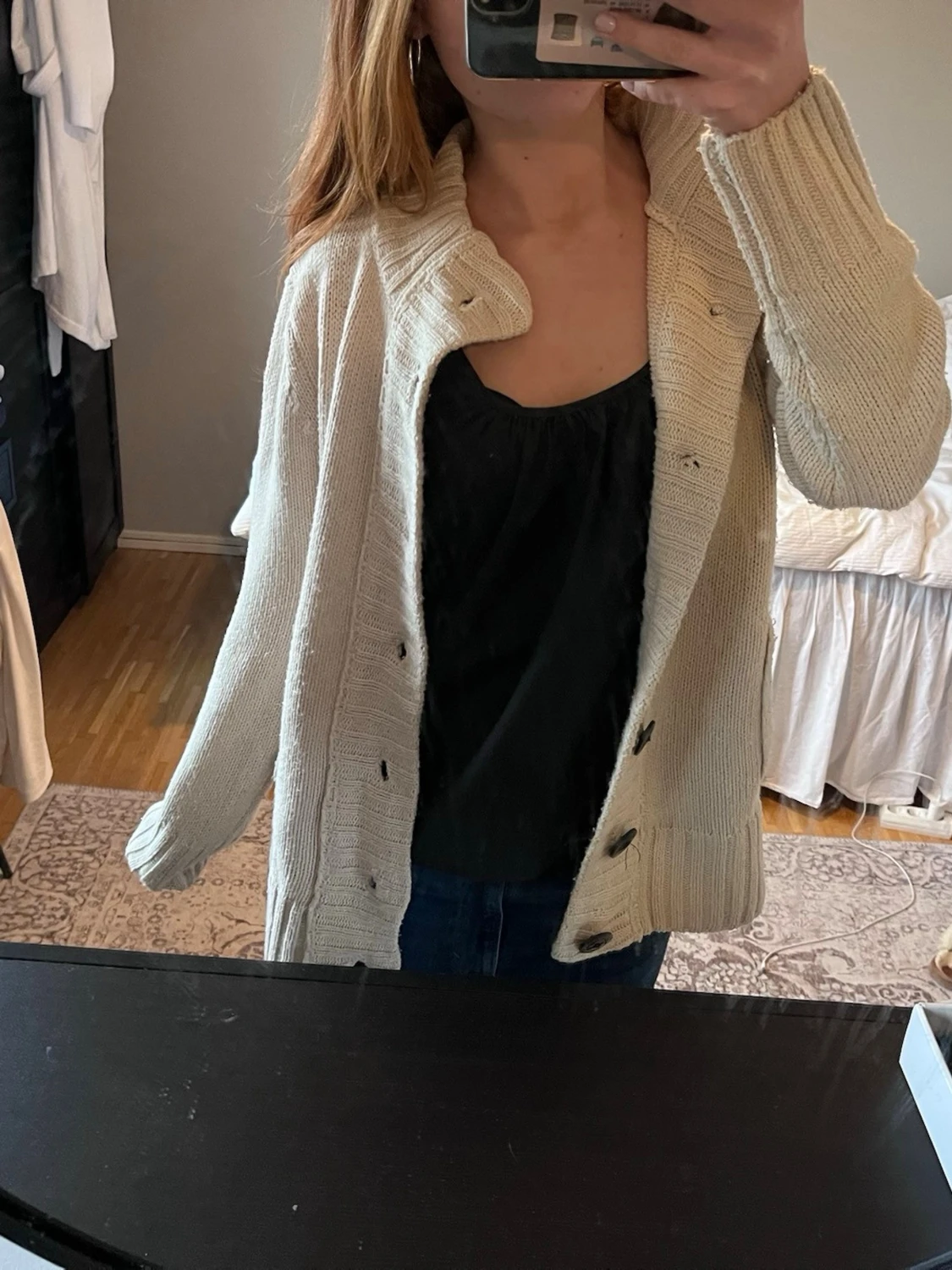 Beige stickad kofta med stora knappar - 3