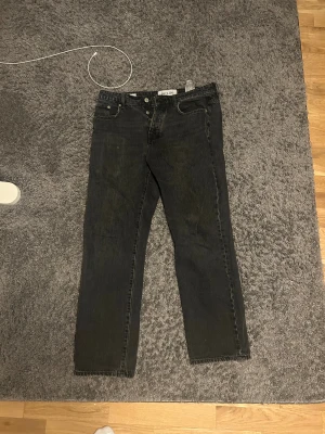 Svarta loose fit jeans Only & Sons - Säljer ett par svarta jeans från Only & Sons, modell Edge Loose. De har en rak passform med loose fit och klassisk femficksdesign. Jeansen är i ett mjukt bomullsmaterial och har en snygg tvättad svart färg som ger en avslappnad vibe.