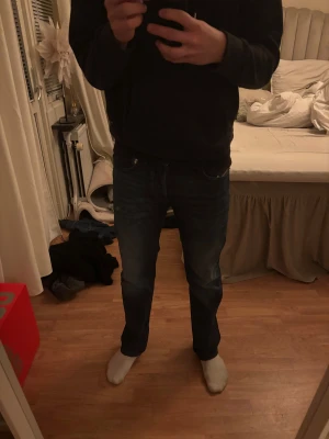 Mörkblå jeans från Diesel Industry - Säljer ett par snygga mörkblåa jeans från Diesel, modellen Zatinity-X. Knappt använda så väldigt bra skick. Jag är ca 180 cm och så sitter dom på mig. 