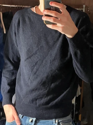 Oscar Jacobson ull crewneck - Säljer denna riktigt snygga ull tröjan från Oscar Jacobson. Tröjan är i storlek S och är i bra skick utan defekter, däremot kan den vara lite nopprig. Bara att skriva över frågor och funderingar.