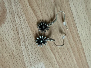 Vintage örhängen  - Vintage örhängen med solrosor på.