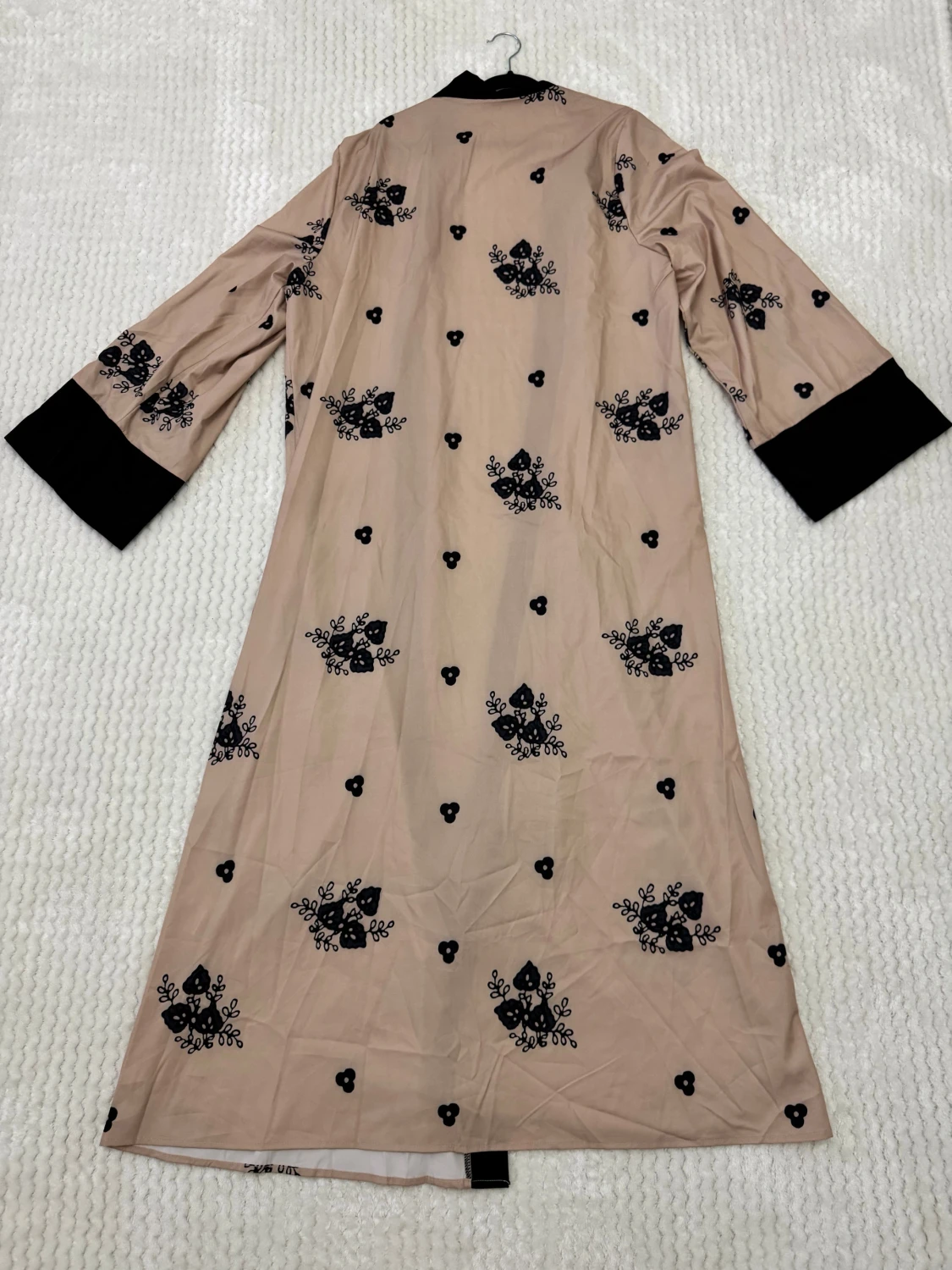 Beige abaya med svarta broderier och bälte - 2