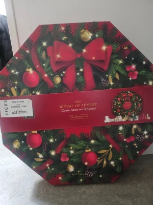 Rituals adventskalender 24 sminkprodukter - Säljer en lyxig adventskalender från Rituals med 24 små smink- och skönhetsprodukter. Kalendern har juligt röd och grön design med rosett och julkulor. Perfekt för dig som vill testa olika produkter från Rituals under december.