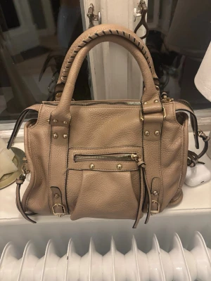 Beige handväska i skinn med detaljer - Supersnygg och unik!!! Köpt på marknad i Spanien💓💓😊😊😊