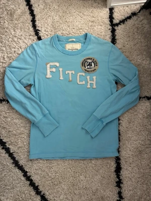 Abercrombie and fitch tröja - I superfint skick. Måtten är: längd:67cm bredd: 49cm
