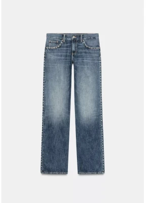 Blå raka jeans med nitar - Snygga blå jeans med raka ben och coola nitar längs fickor och sidor. Jeansen har klassisk femficksdesign och en lätt tvättad look som ger en avslappnad vibe. Perfekt för dig som vill sticka ut med detaljer och ändå hålla det enkelt.